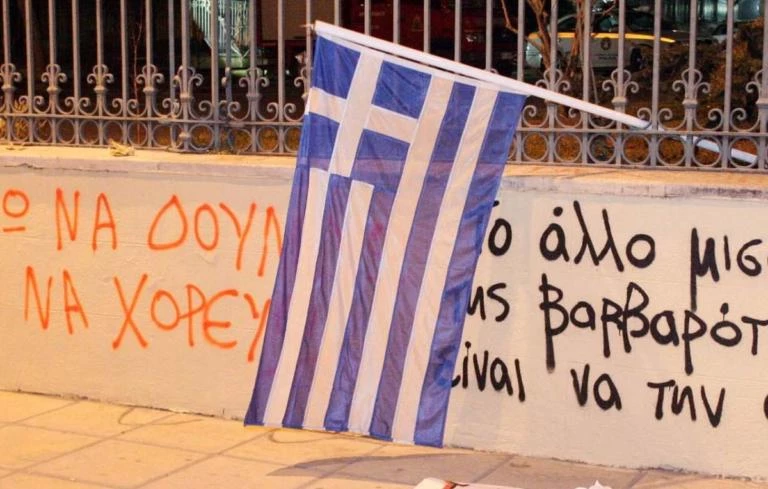 Μυτιλήνη: Άγριο ξύλο για τη μεγάλη ελληνική σημαία που ζωγράφιζαν
